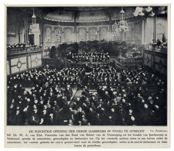 300771 Afbeelding van de genodigden in het Gebouw Tivoli te Utrecht luisterend naar de toespraak van mr.dr. W.A. van ...